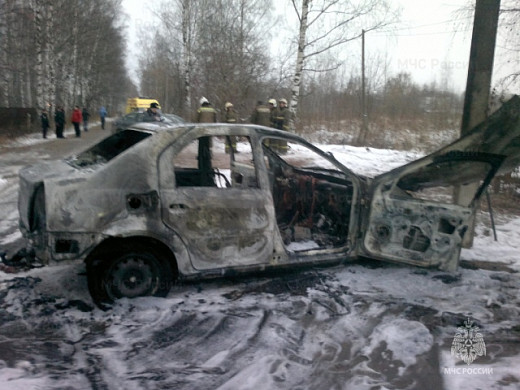 В Тейкове на 1-й Комсомольской средь бела дня вспыхнул автомобиль